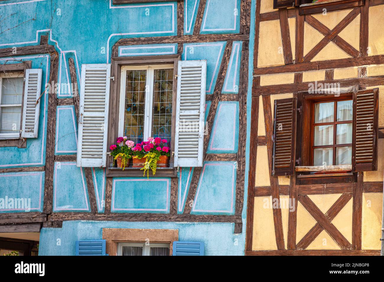 Colmar alsaziano architettura in primavera con fiori, Francia orientale Foto Stock
