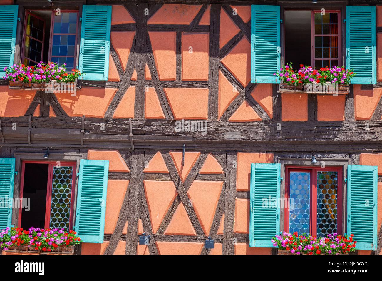 Colmar alsaziano architettura in primavera con fiori, Francia orientale Foto Stock