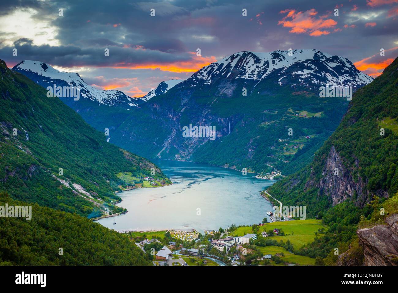 Geirangerfjord e villaggio in più og Romsdal, Norvegia, Nord Europa Foto Stock