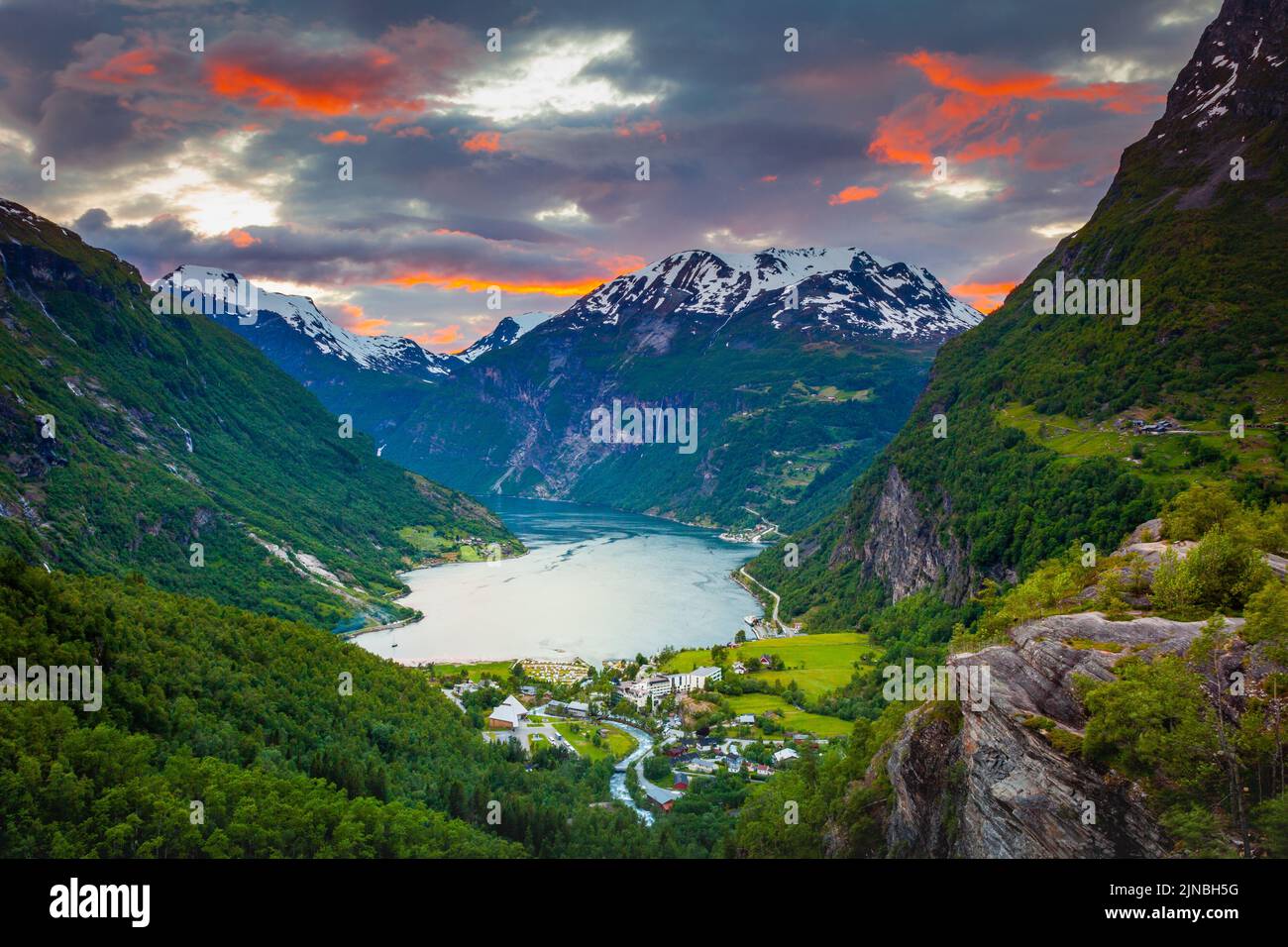 Geirangerfjord e villaggio in più og Romsdal, Norvegia, Nord Europa Foto Stock