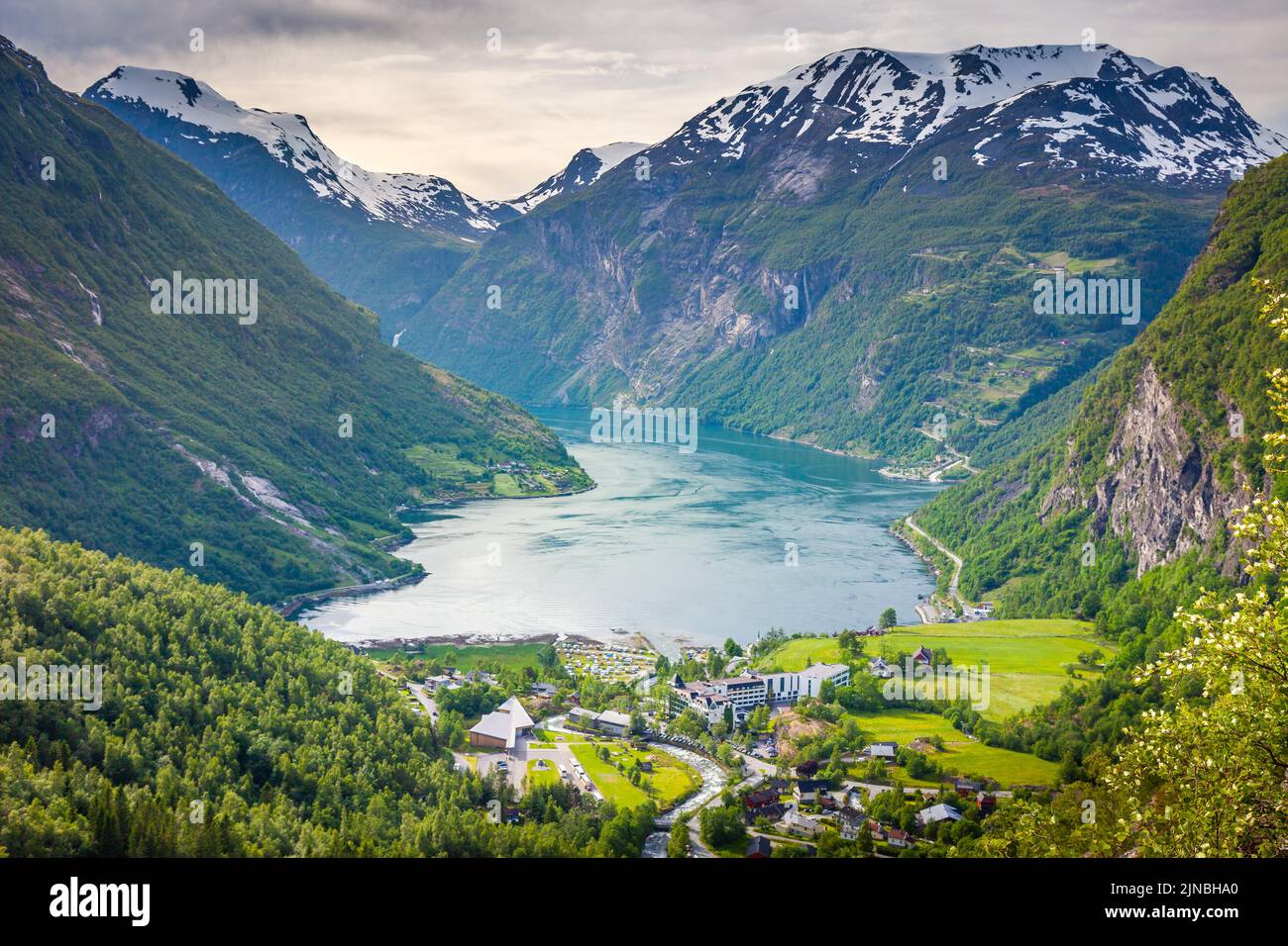 Geirangerfjord e villaggio in più og Romsdal, Norvegia, Nord Europa Foto Stock