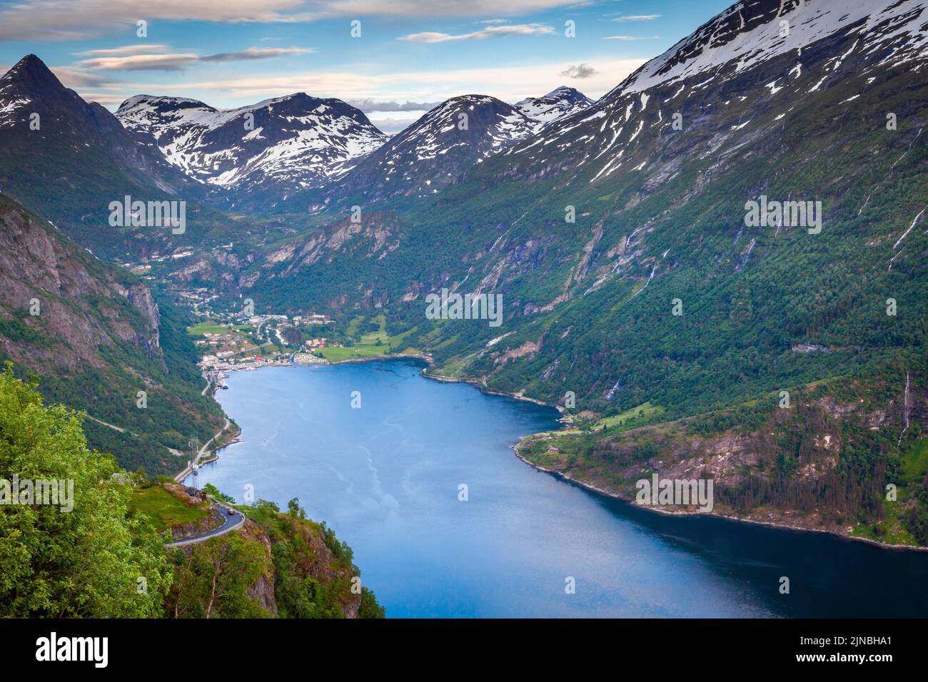Geirangerfjord e villaggio in più og Romsdal, Norvegia, Nord Europa Foto Stock