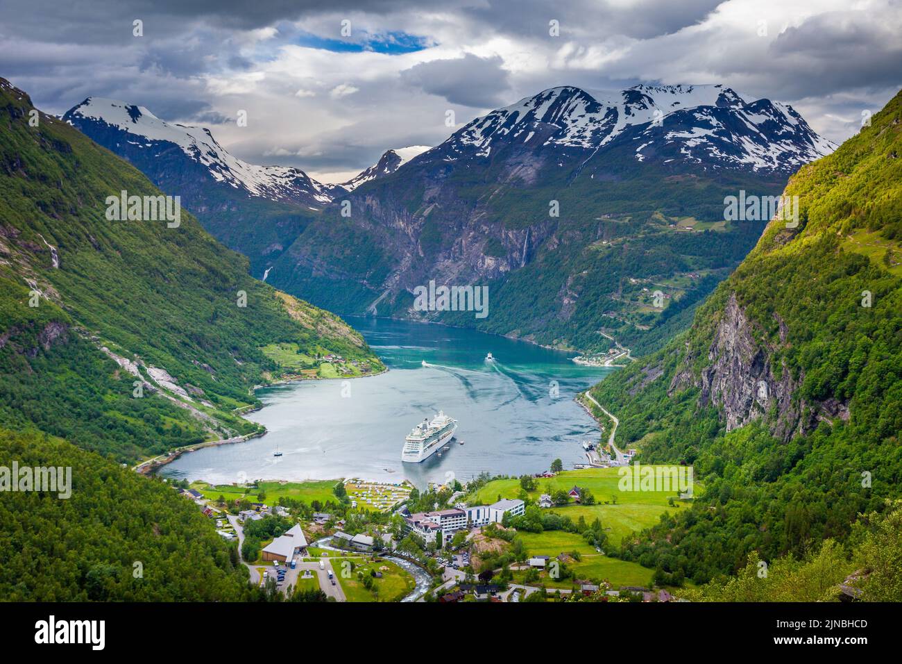 Sopra il fiordo di Geiranger, nave e villaggio, Norvegia, Nord Europa Foto Stock