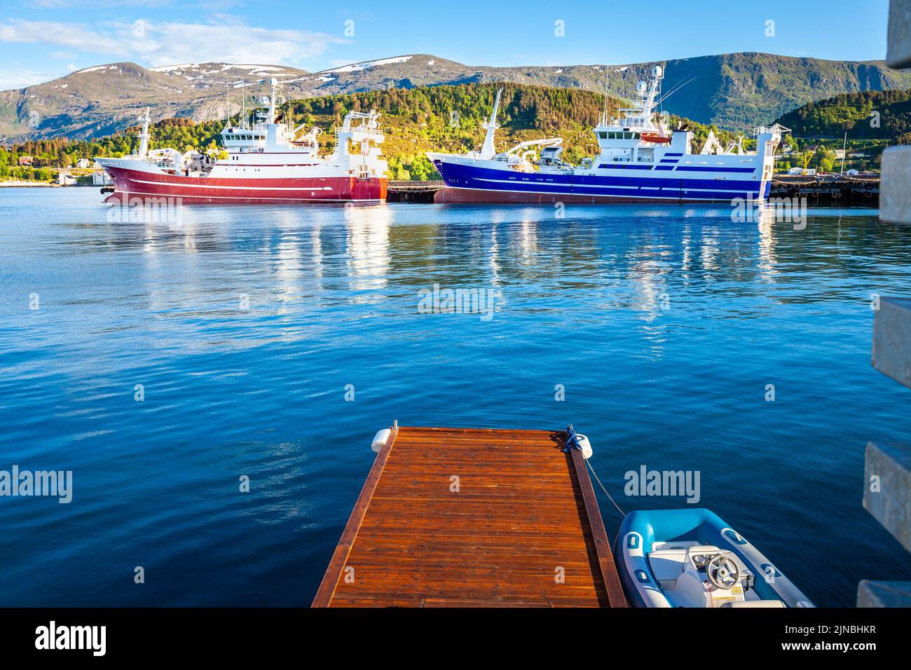 Porto di Alesund Sea con navi all'alba tranquilla, Norvegia, Scandinavia Foto Stock