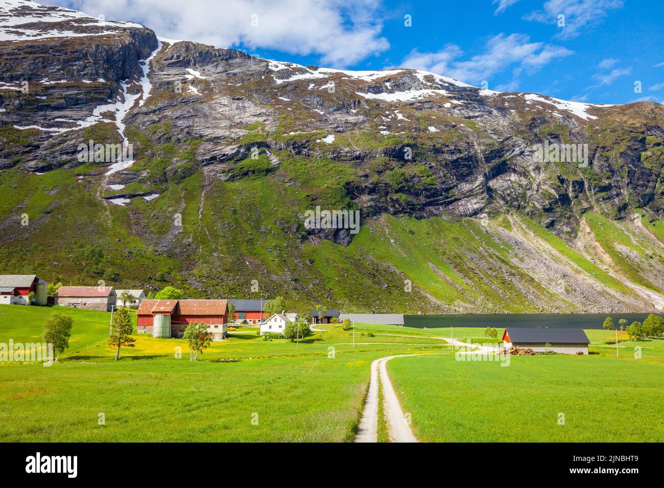 Norvegia Campagna e fattoria a Aurlandsfjord ramo di Sognefjord Foto Stock
