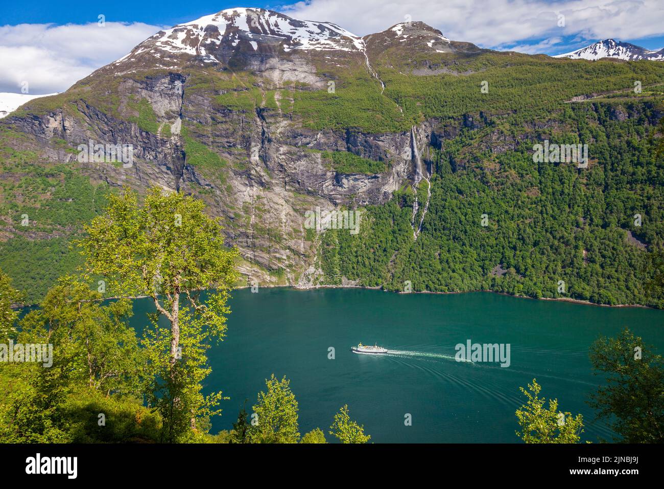 Nave traghetto che attraversa Geirangerfjord in primavera, Norvegia, Scandinavia Foto Stock