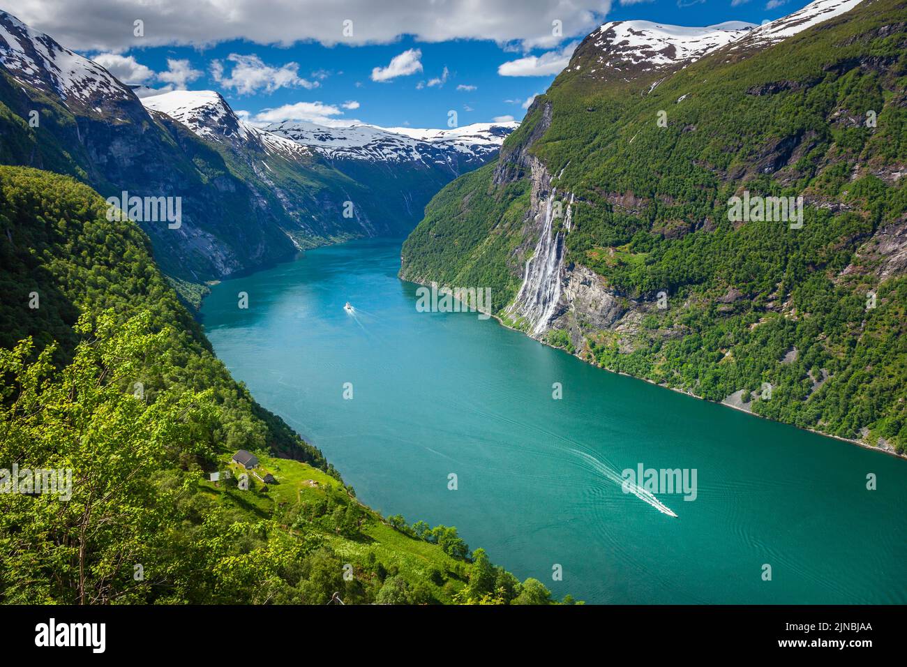 Nave traghetto che attraversa Geirangerfjord e le cascate di Seven Sisters, Norvegia Foto Stock