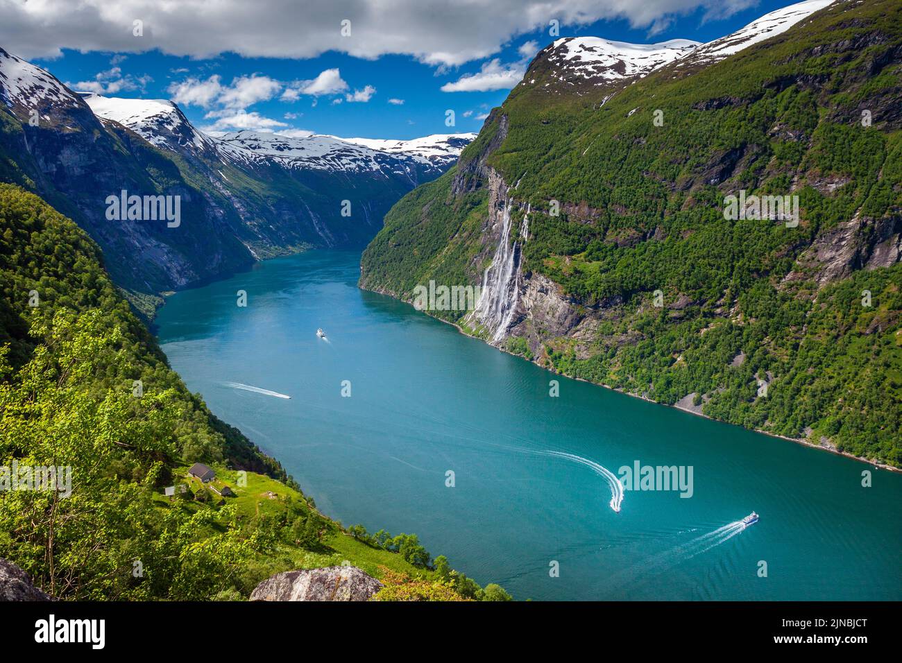 Traghetto e barche che attraversano Geirangerfjord Seven Sisters WaterFalls, Norvegia Foto Stock