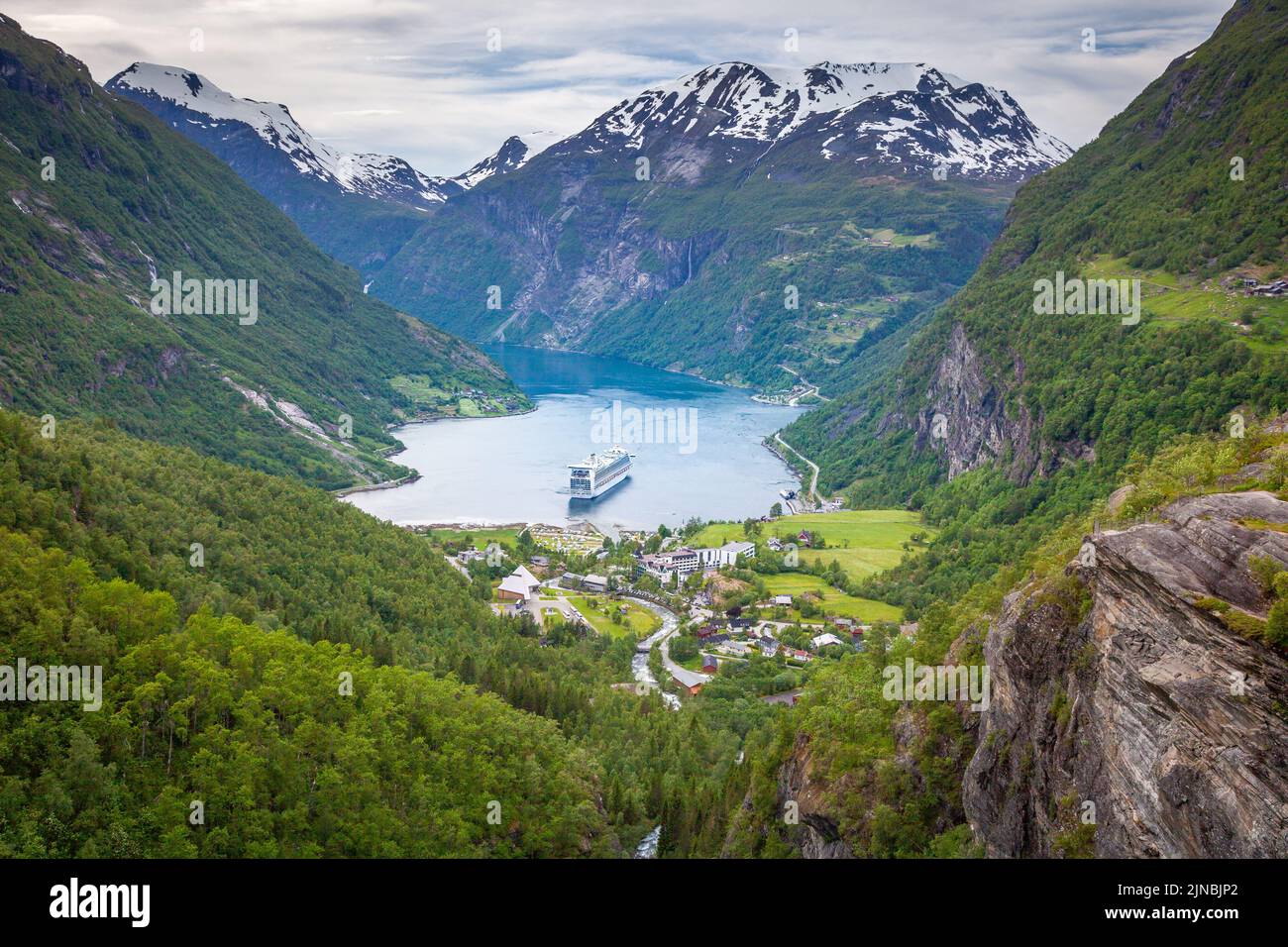Sopra il fiordo di Geiranger, nave e villaggio, Norvegia, Nord Europa Foto Stock