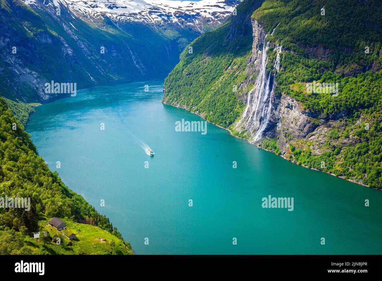 Nave traghetto che attraversa Geirangerfjord e le cascate di Seven Sisters, Norvegia Foto Stock