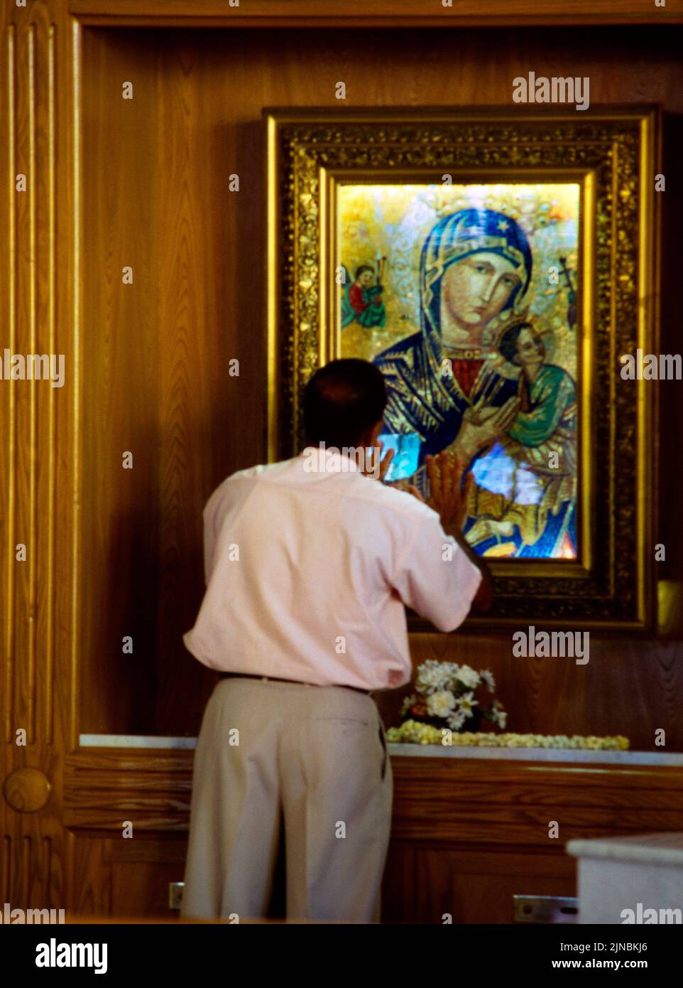 Dubai UAE St Marys Catholic Church Man che prega con l'icona della Vergine Maria Foto Stock