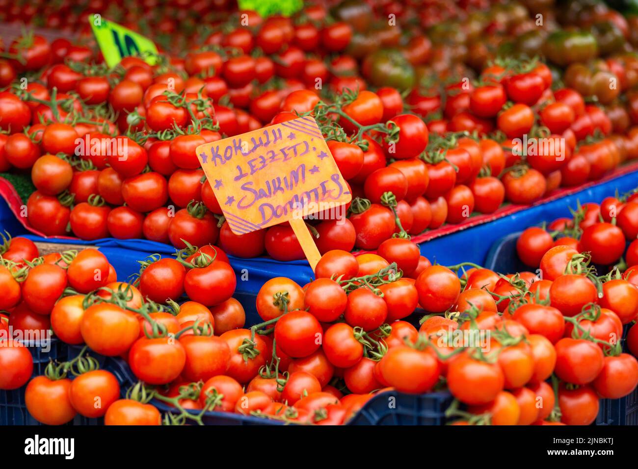Pomodori ciliegini venduti allo stallo del mercato. Turkisah: Kokulu lezzetli salkım domates = English: Fragrante grappolo di pomodoro Foto Stock