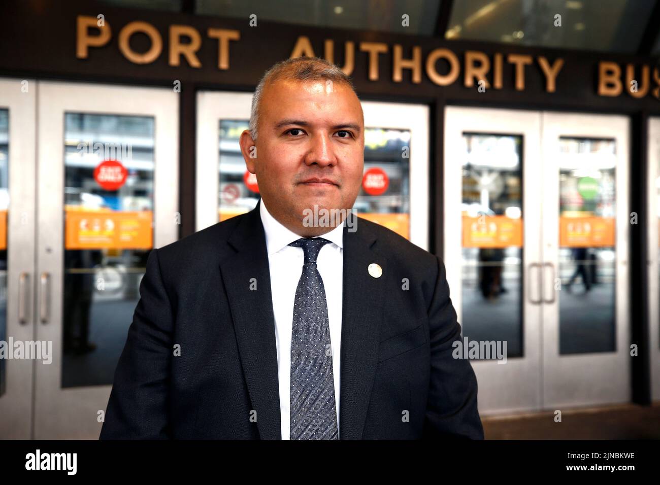 Il commissario per gli Affari immigrati di New York Manuel Castro si trova fuori dal terminal degli autobus della Port Authority, dopo l'arrivo di tre autobus che trasportano migranti dal Texas il 10 2022 agosto a New York City, USA. Nel tentativo di esercitare pressioni sull’amministrazione Biden per garantire il confine meridionale degli Stati Uniti, il governatore dello stato del Texas Greg Abbott (R-TX) ha iniziato a spedire autobus con migranti a New York e Washington DC. Si prevede che gli autobus continueranno ad arrivare tutti i giorni a New York City. (Foto di John Lamparski/Sipa USA) Foto Stock