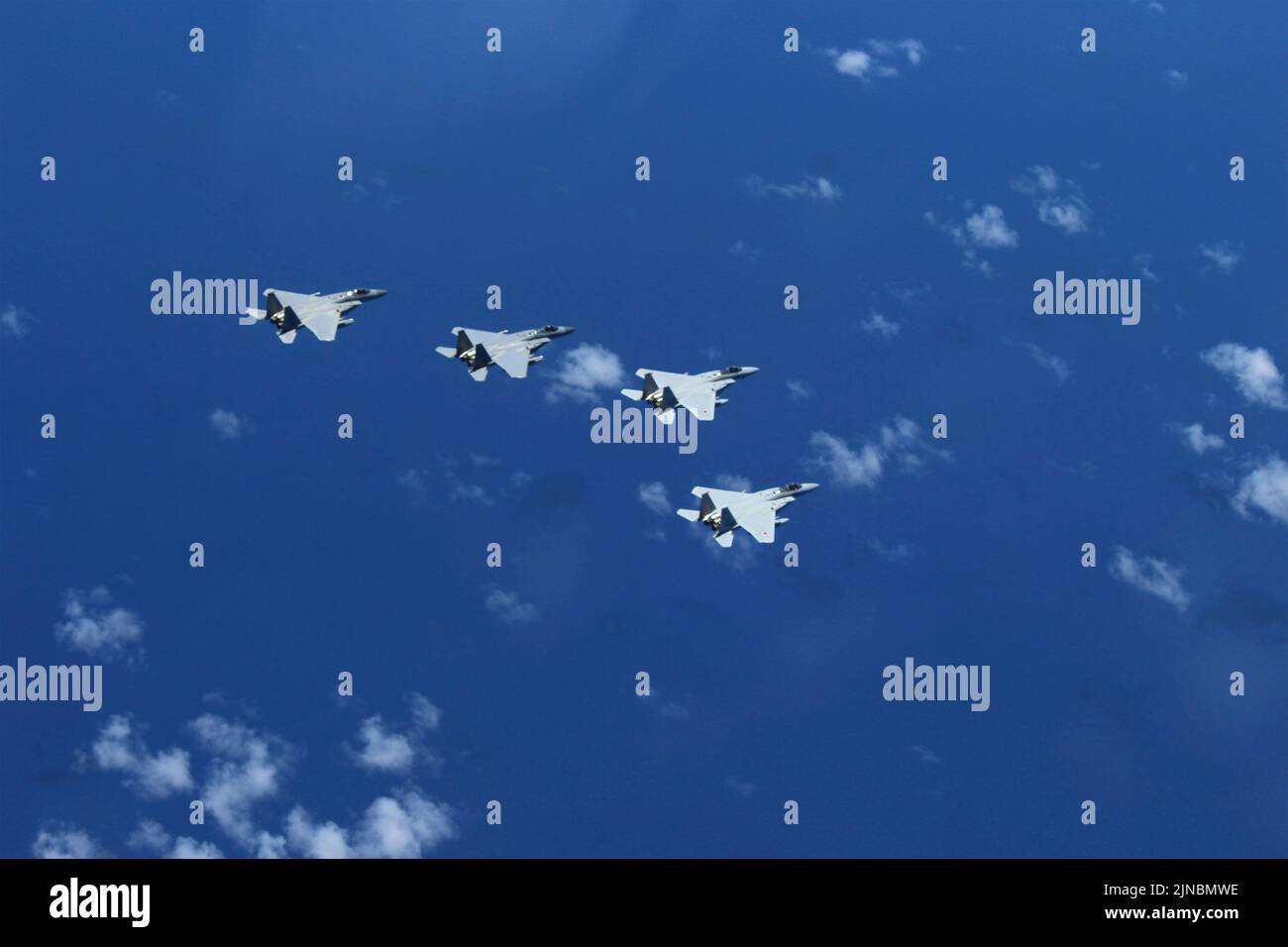 Mar Cinese Orientale, Giappone. 10 Agosto 2022. L'Aeronautica militare statunitense F-15C e la Japanese Air Self-Defense Force F-15J con l'Ala 9th, volano in formazione durante l'addestramento bilaterale per migliorare le capacità di dissuasione e risposta nella regione Indo-Pacific, 4 agosto 2022 al largo della costa di Okinawa, Giappone. Credito: JASDF/USA Air Force/Alamy Live News Foto Stock