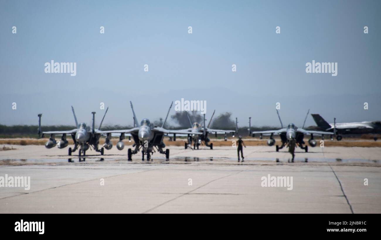 NAVAL AIR STATION LEMOORE, Calif., (09 ago. 2022) -- F/A-18E Super Hornets dai 'vigilantes' di Strike Fighter Squadron (VFA) 151 taxi dopo il ritorno alla Naval Air Station Lemoore. VFA-151, come parte della Carrier Air Wing (CVW) 9, imbarcato a bordo della USS Abraham Lincoln (CVN 72) e tornato alla Naval Air Station Lemoore, 09 agosto 2022, a seguito di un dispiegamento di sette mesi a US 3rd Fleet e 7th Fleet aree di attività. CVW-9 è stato implementato con una combinazione di piattaforme di quarta e quinta generazione che rappresentano prevalentemente la “Airwing del futuro”, eseguendo più di 21.307 sistemi ad ala fissa e hel Foto Stock