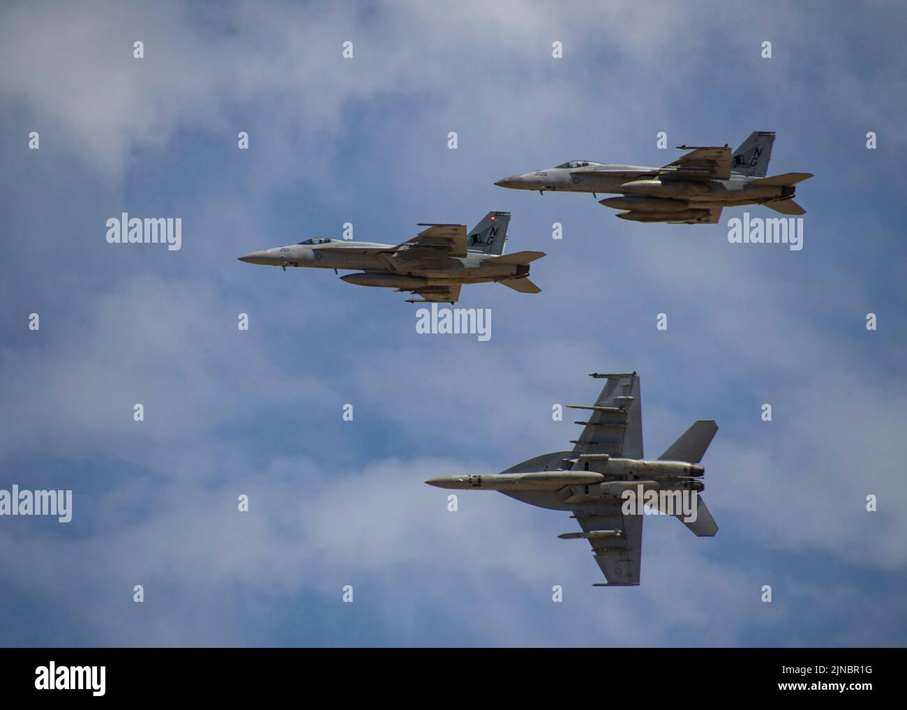 NAVAL AIR STATION LEMOORE, Calif., (09 ago. 2022) -- F/A-18E Super Hornets dai 'Tophatters' di Strike Fighter Squadron (VFA) 14 volare sopra Naval Air Station Lemoore. VFA-14, come parte della Carrier Air Wing (CVW) 9, imbarcato a bordo della USS Abraham Lincoln (CVN 72) e tornato alla Naval Air Station Lemoore, 09 agosto 2022, a seguito di un dispiegamento di sette mesi a US 3rd Fleet e 7th Fleet aree di attività. CVW-9 è stato implementato con una combinazione di piattaforme di quarta e quinta generazione che rappresentano prevalentemente l’“Airwing del futuro”, eseguendo più di 21.307 voli ad ala fissa e in elicottero ho Foto Stock