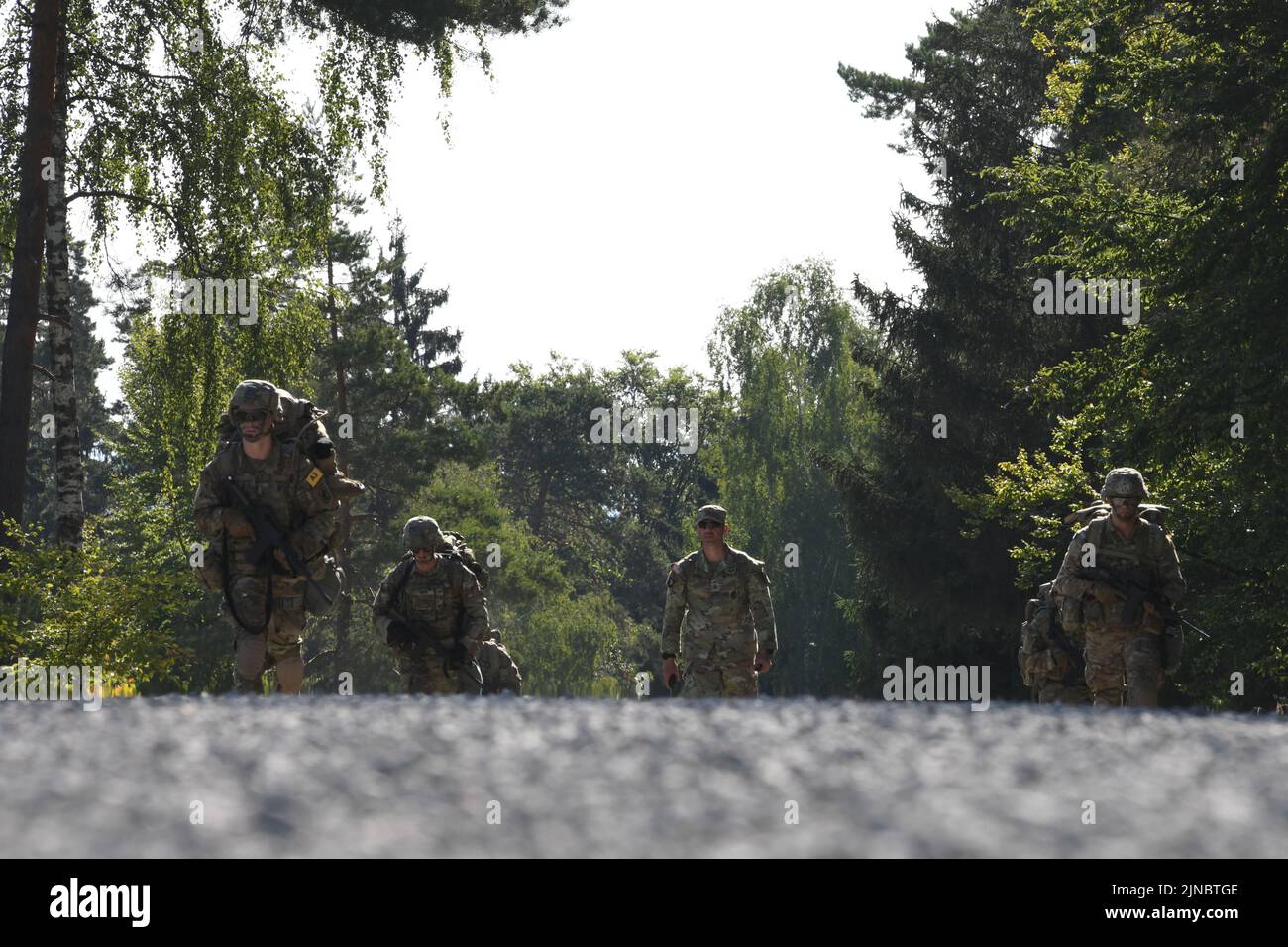 Soldati americani assegnati alla US Army Southern European Task Force, Africa marcia al loro prossimo compito durante la US Army Europe and Africa Best Squad Competition presso Grafenwoehr Training Area, Germania, 10 agosto 2022. Squadre provenienti da tutta l'Europa dell'esercito degli Stati Uniti e l'Africa testano la loro abilità tattica, la comunicazione e la coesione generale mentre competono per il titolo di squadra migliore. I vincitori di questo concorso saranno in grado di rappresentare l'Europa dell'esercito degli Stati Uniti e l'Africa alla U.S. Army Best Squad Competition a Fort Bragg, North Carolina, nel corso di quest'anno. (STATI UNITI Foto esercito di Markus Rauchenberger) Foto Stock