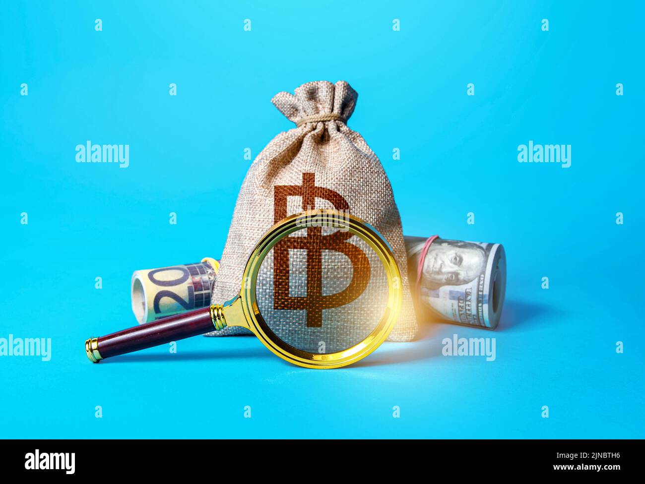 Borsa di denaro tailandese baht e lente d'ingrandimento. Analisi delle origini del capitale. Antiriciclaggio, evasione fiscale. Termini e condizioni di deposito o prestito. Fin Foto Stock