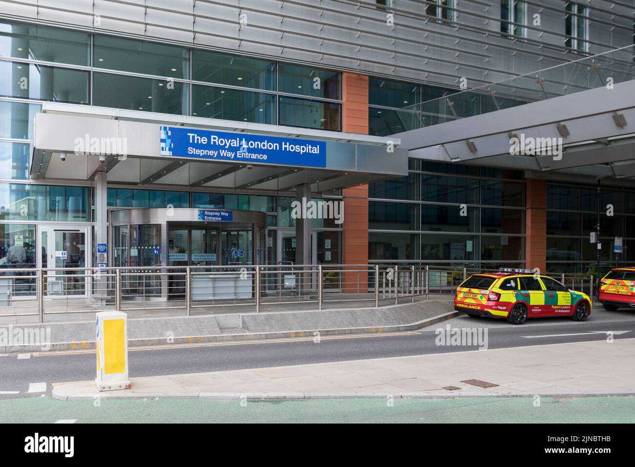Vista generale (GV) dell'ingresso del Royal London Hospital Stepney Way. I media attendono fuori dall'ospedale aggiornamenti per quanto riguarda la decisione del tribunale su Ar Foto Stock