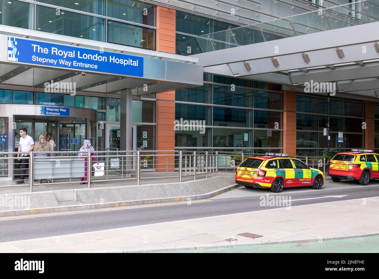 Vista generale (GV) dell'ingresso del Royal London Hospital Stepney Way. I media attendono fuori dall'ospedale aggiornamenti per quanto riguarda la decisione del tribunale su Ar Foto Stock