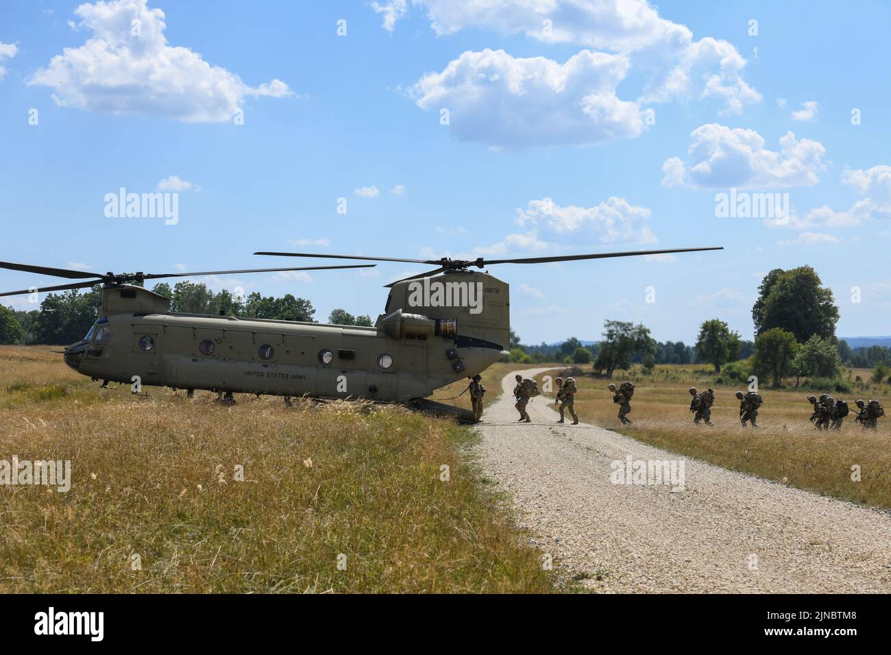 Soldati americani assegnati alla US Army Southern European Task Force, Africa e 21st squadre di comando di sostegno del teatro si preparano per l'estrazione utilizzando un elicottero US Army CH-47 Chinook durante la U.S. Army Europe and Africa Best Squad Competition presso Grafenwoehr Training Area, Germania, 10 agosto 2022. Squadre provenienti da tutta l'Europa dell'esercito degli Stati Uniti e l'Africa testano la loro abilità tattica, la comunicazione e la coesione generale mentre competono per il titolo di squadra migliore. I vincitori di questo concorso saranno premiati per rappresentare l'Europa dell'esercito degli Stati Uniti e l'Africa al Concorso migliore squadra dell'esercito degli Stati Uniti a Fort Bragg, Nort Foto Stock