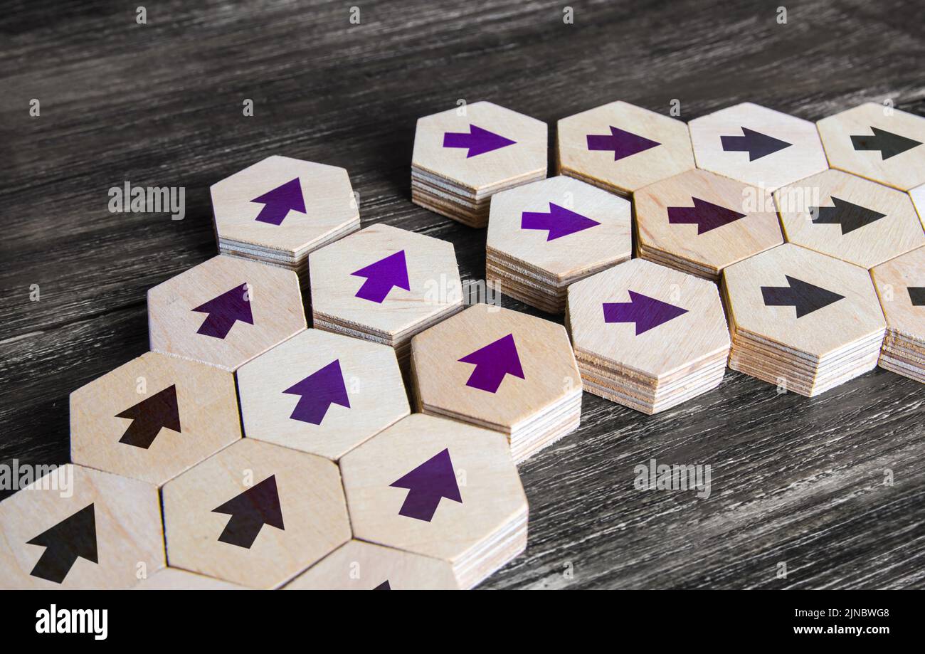 Distruzione della normalità. Revisione del concetto e adattamento al nuovo. Per andare avanti. Interrompere le tendenze. Fiducia in se stessi. Arte del pensiero critico. Leade Foto Stock