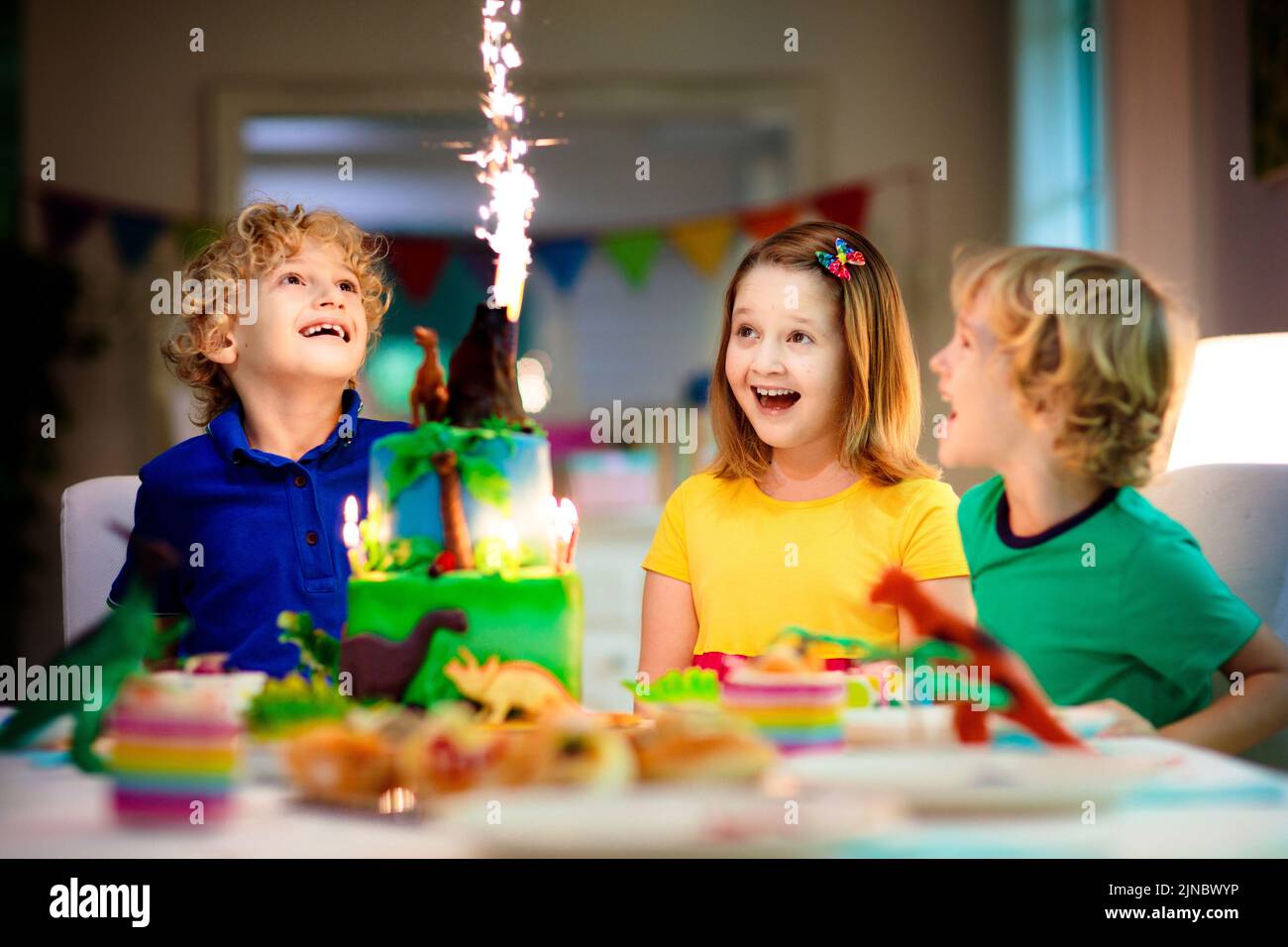 Festa di compleanno dei bambini. Torta a tema dinosauro. Evento per  bambini. Decorazione per la celebrazione a tema dinosauri Foto stock - Alamy