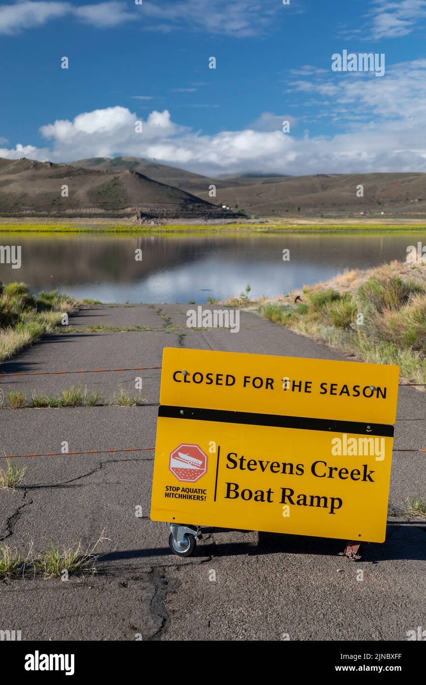 Gunnison, Colorado - la siccità che colpisce l'ovest americano ha drasticamente abbassato i livelli di acqua sul serbatoio di Blue Mesa in Curecanti National Recrea Foto Stock