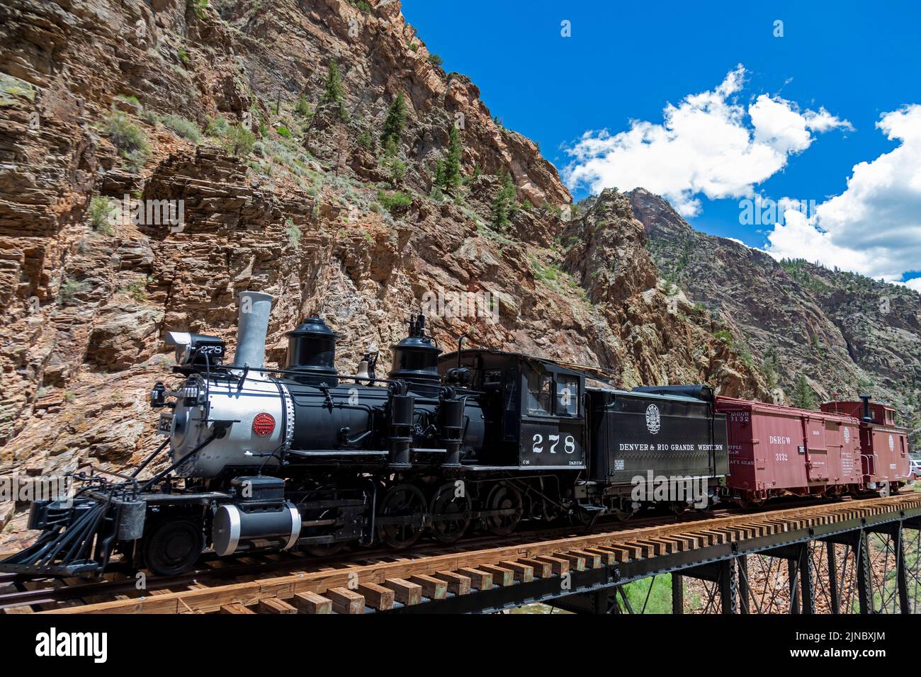 Cimmaron, Colorado - la ferrovia Denver & Rio Grande è visualizzata sull'ultimo trespolo rimasto del percorso storico della ferrovia lungo la Black Cany Foto Stock