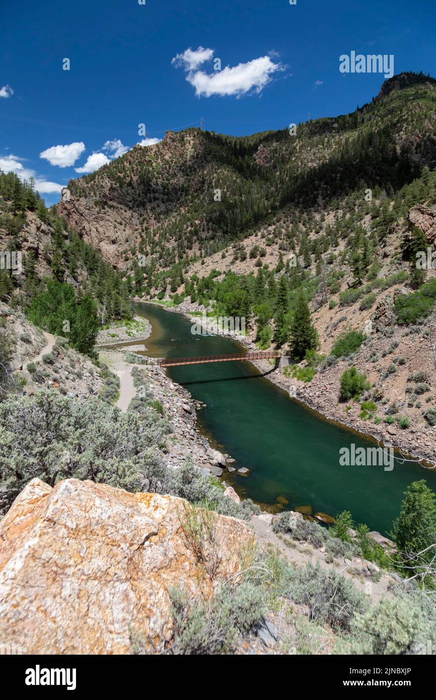 Cimmaron, Colorado - Un ponte pedonale porta il Mesa Creek Trail sul fiume Gunnison nella Curecanti National Recreation Area. Foto Stock