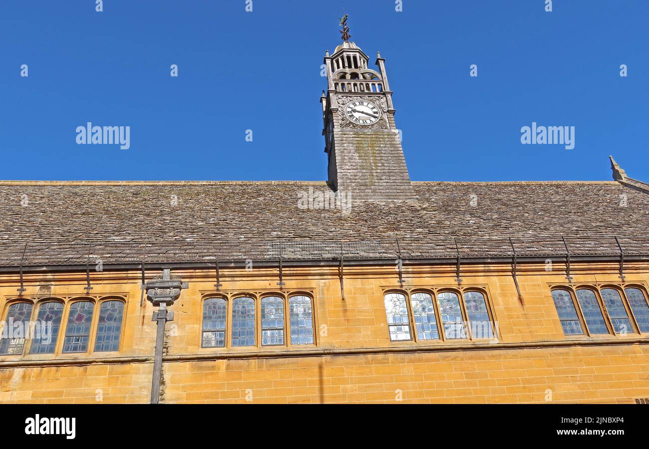 Torre dell'Orologio sul mercato di Redesdale, High Street, Moreton-in-Marsh, Evenlode Valley, Cotswold District Council, Gloucestershire, Inghilterra, Regno Unito, GL56 0LW Foto Stock