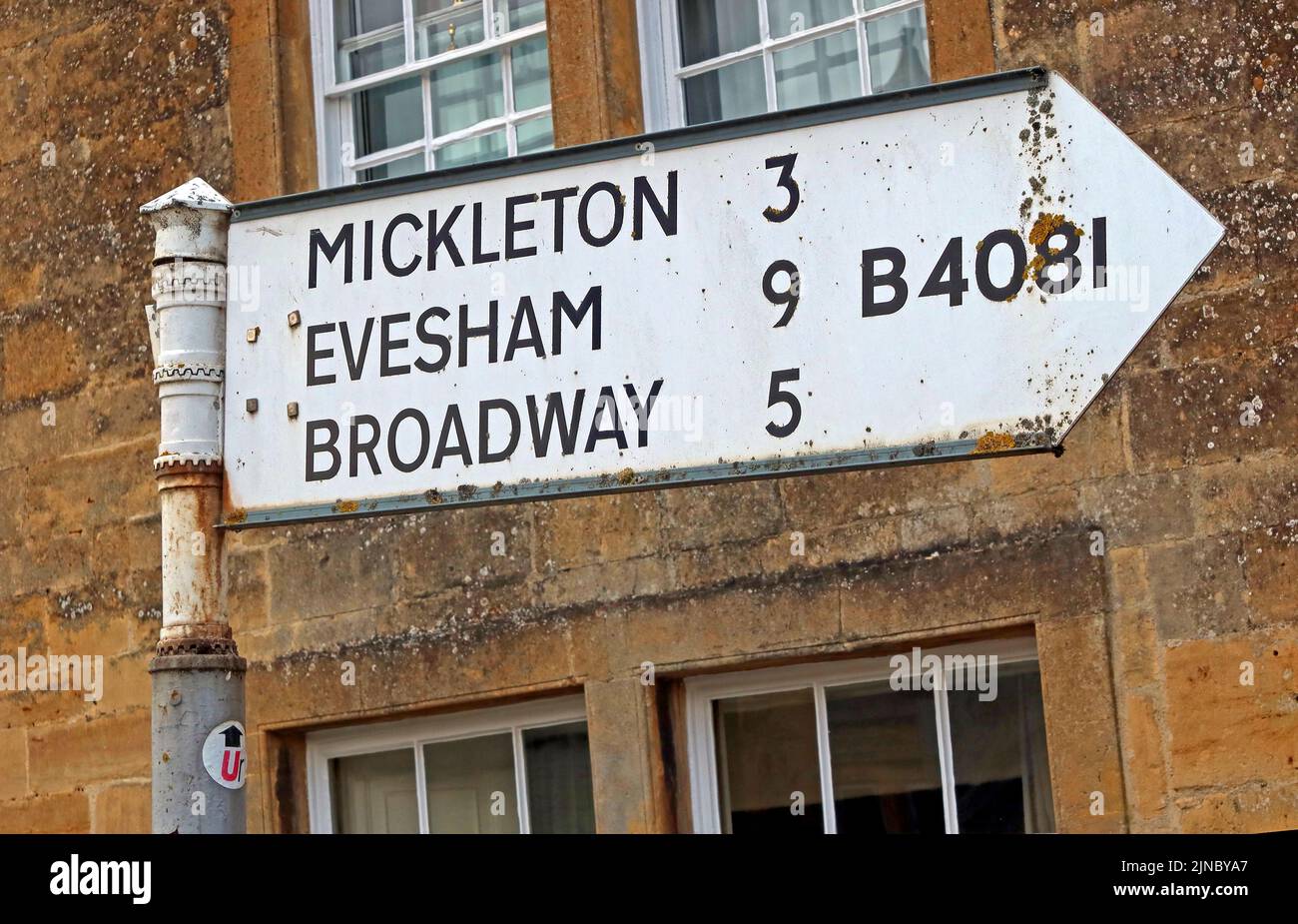 1940s cartello stradale a Chipping Campden, Cotswolds, Gloucestershire, Inghilterra, Regno Unito, GL55 6AT Foto Stock