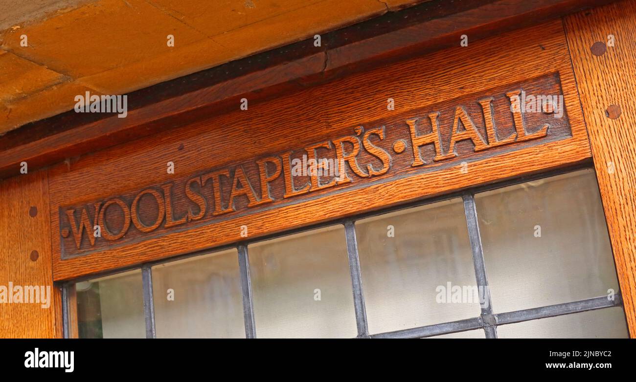 Storico Woolstaplers hall, ingresso in legno intagliato, Chipping Camden, Cotswolds città mercato, Cotswold, Oxfordshire, Inghilterra, Regno Unito, GL55 6AA Foto Stock