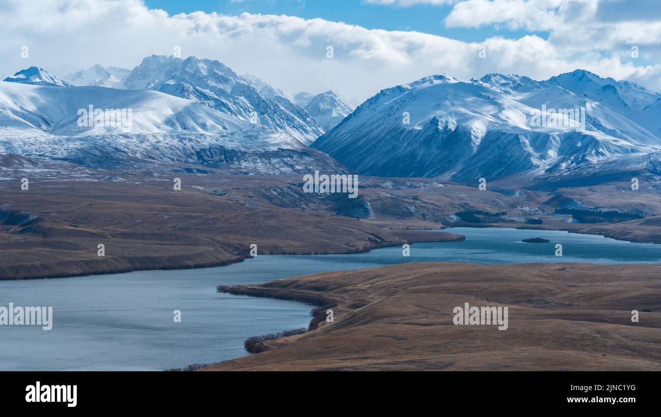 paesaggio montano panoramico con montagne innevate come sfondo Foto Stock