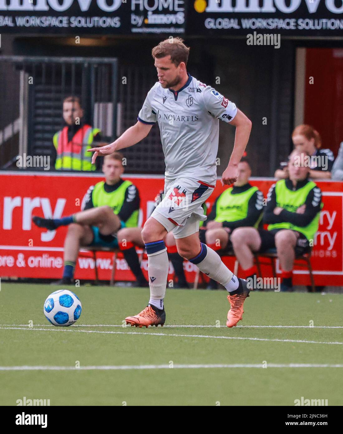 Seaview, Belfast, Irlanda del Nord, Regno Unito. 28 luglio 2022. UEFA Conference League secondo turno di qualificazione (seconda tappa) – Crociati / Basilea. Calciatore in azione Fabian Frei, calciatore del FC Basel (20). Foto Stock