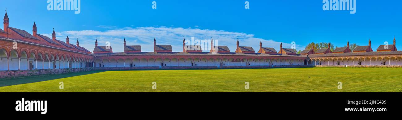 Panorama del prato del Chiostro Grande che circonda con le celle del monaco, monastero della Certosa di Pavia, Italia Foto Stock