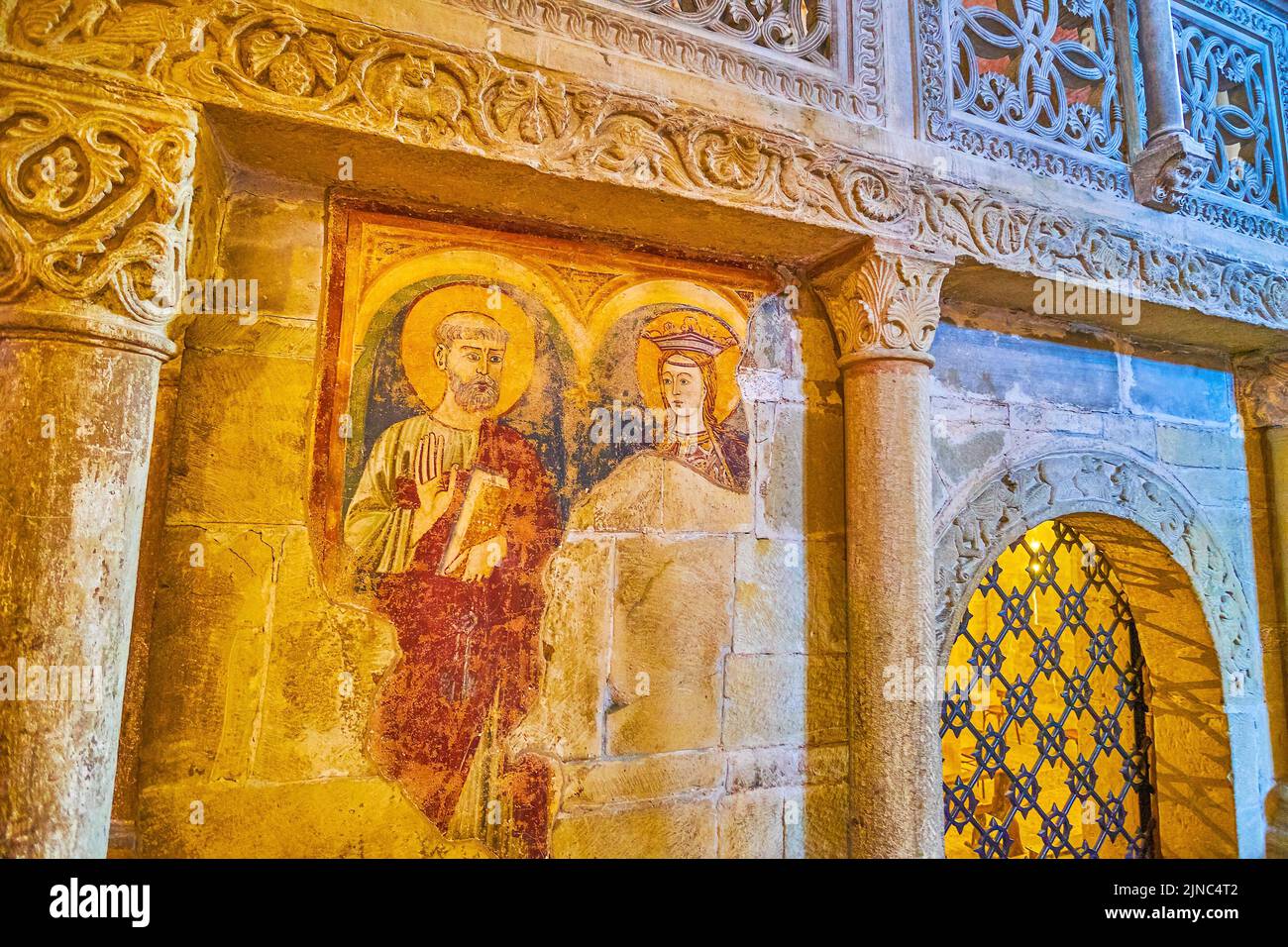 PAVIA, ITALIA - 9 APRILE 2022: Parte conservata dell'affresco medievale nella Basilica di San Michele maggiore, il 9 aprile a Pavia Foto Stock