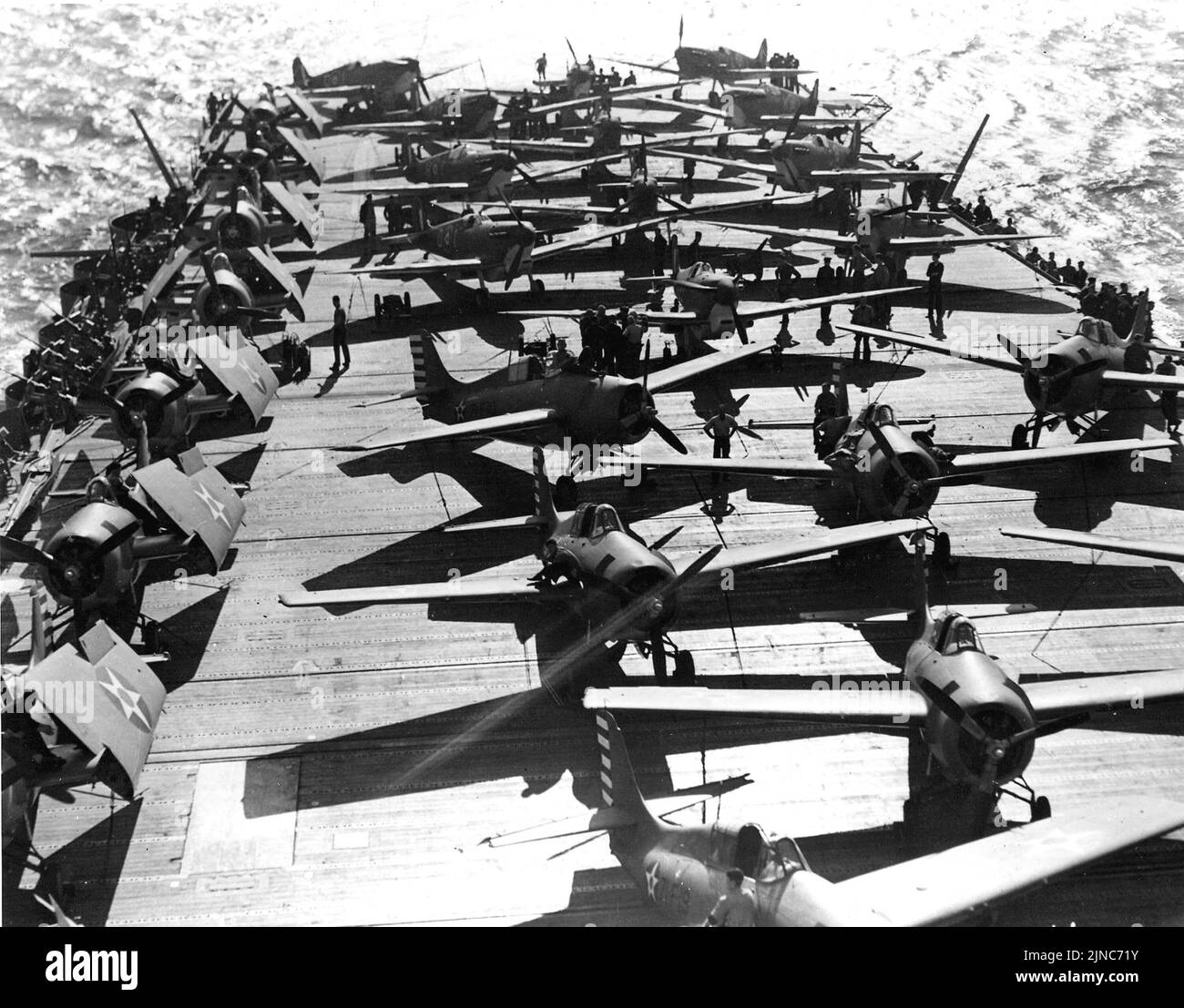 Supermarine Spitfire e Grumman Wildcats a bordo della portaerei statunitense USS Wasp il 19 aprile 1942. La USS Wasp fu affondata pochi mesi dopo essere stata siledata durante l'invasione di Guadalcanal nel settembre 1942. Foto Stock