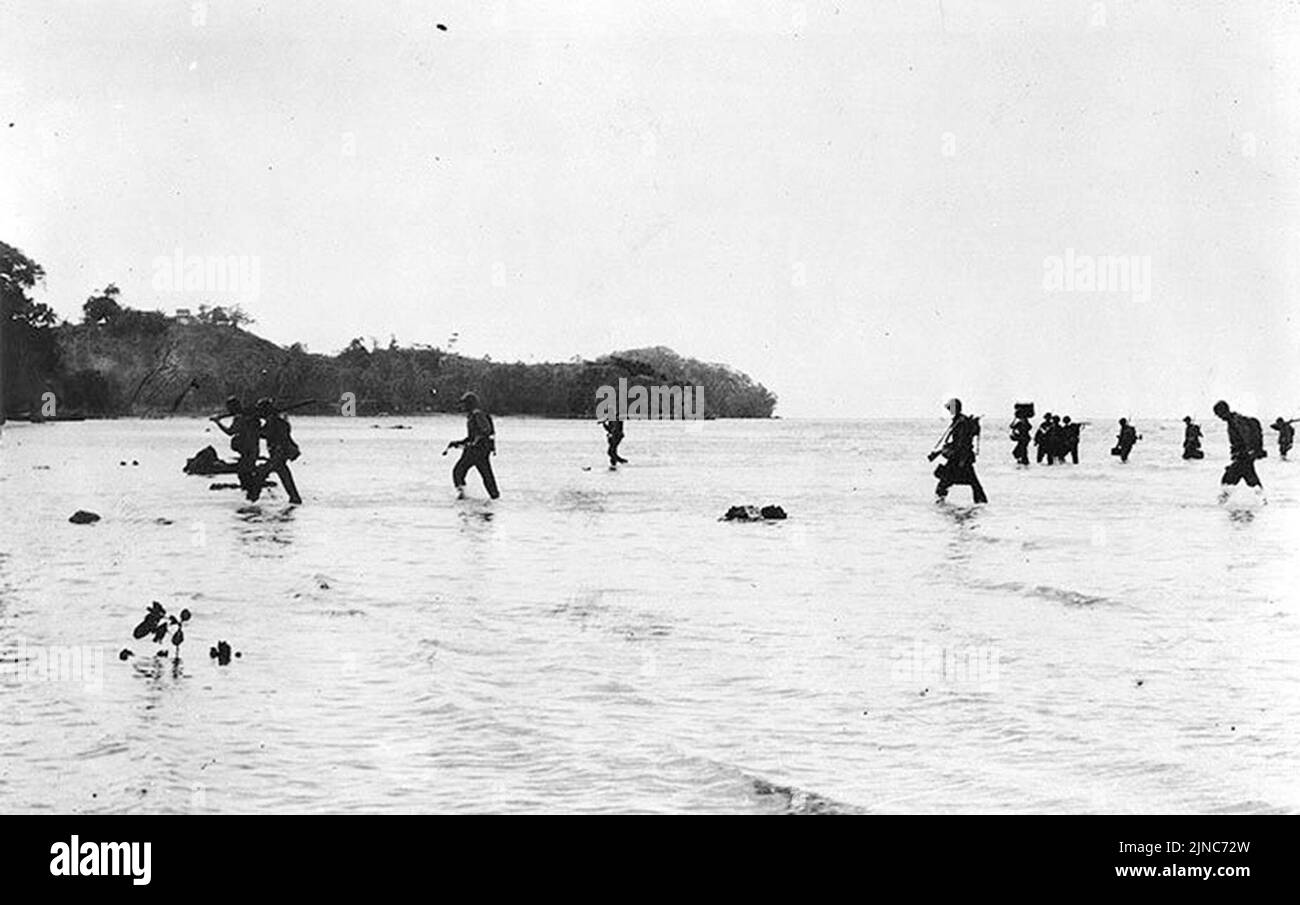 US Marine guado a riva sull'isola di Tulagi, che era un prt del cmapaign di Guadalcanal Foto Stock