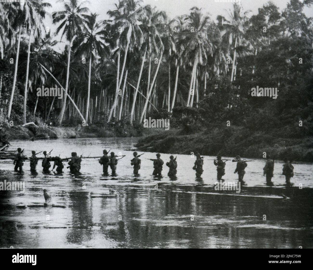 Una pattuglia marina statunitense attraversa il fiume Matanikau nel settembre 1942 durante la battaglia di Guadalcanal Foto Stock