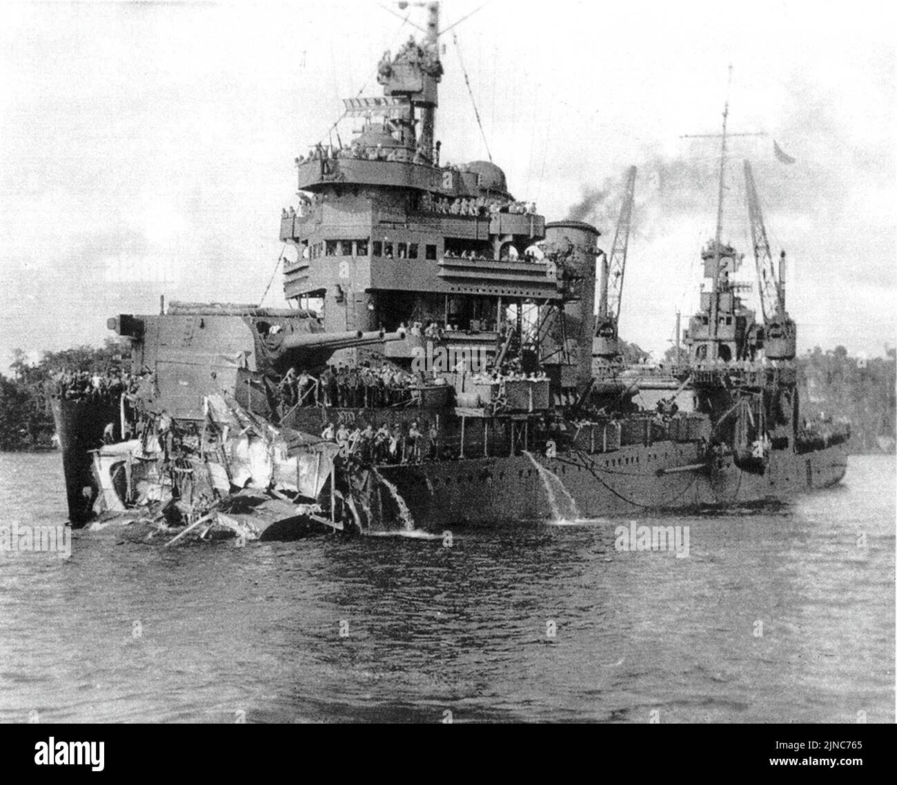 L'incrociatore US Navy USS New Orleans vicino Tulagi la mattina dopo la battaglia di Tassafaronga, mostrando tutto ciò che manca davanti alla torretta due (circa 1800 tonnellate e 125 piedi della nave sono stati spazzati via dalla nave). Incredibilmente, la nave è stata restaurata. Foto Stock