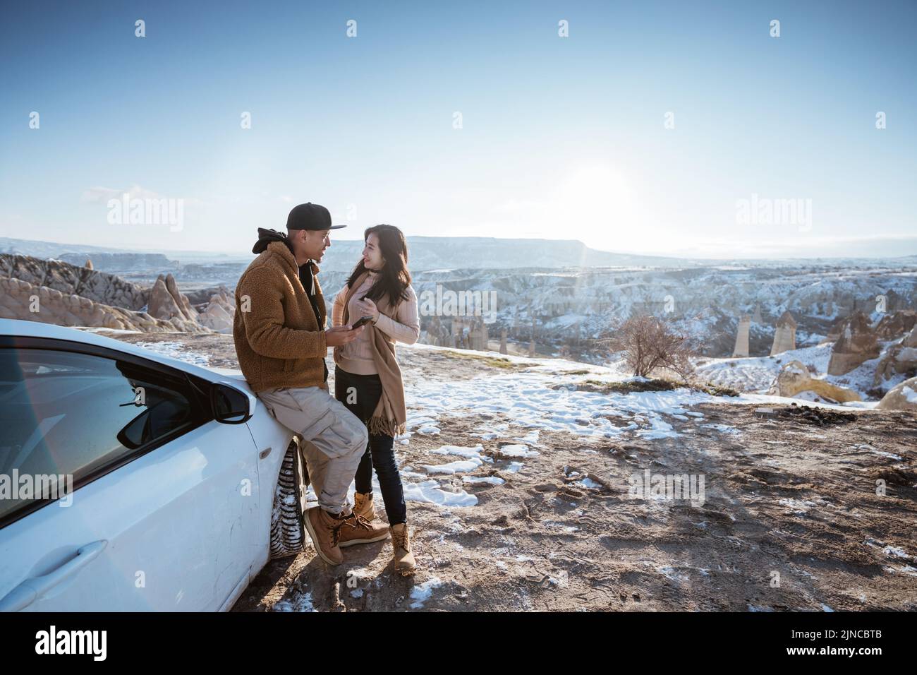 coppia asiatica fare avventura in auto guardando il telefono cellulare Foto Stock