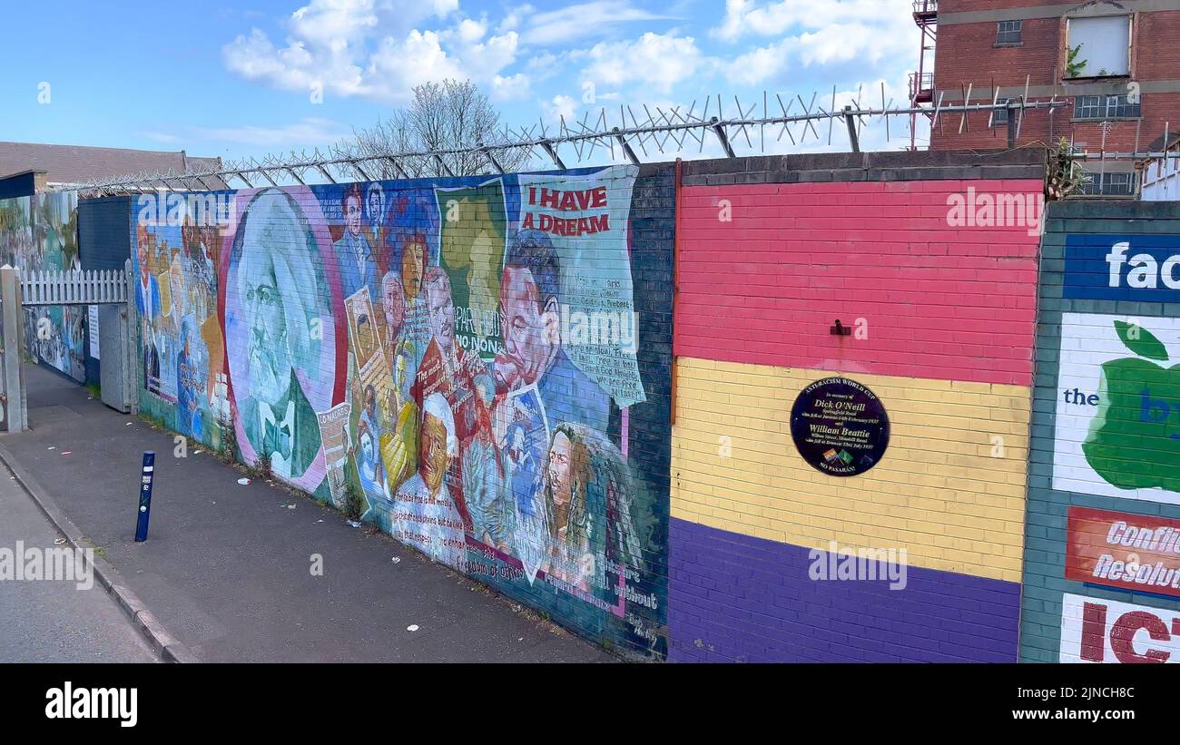 I famosi murales del Muro di Belfast sulle case e il Muro della Pace - BELFAST, Regno Unito - 25 APRILE 2022 Foto Stock