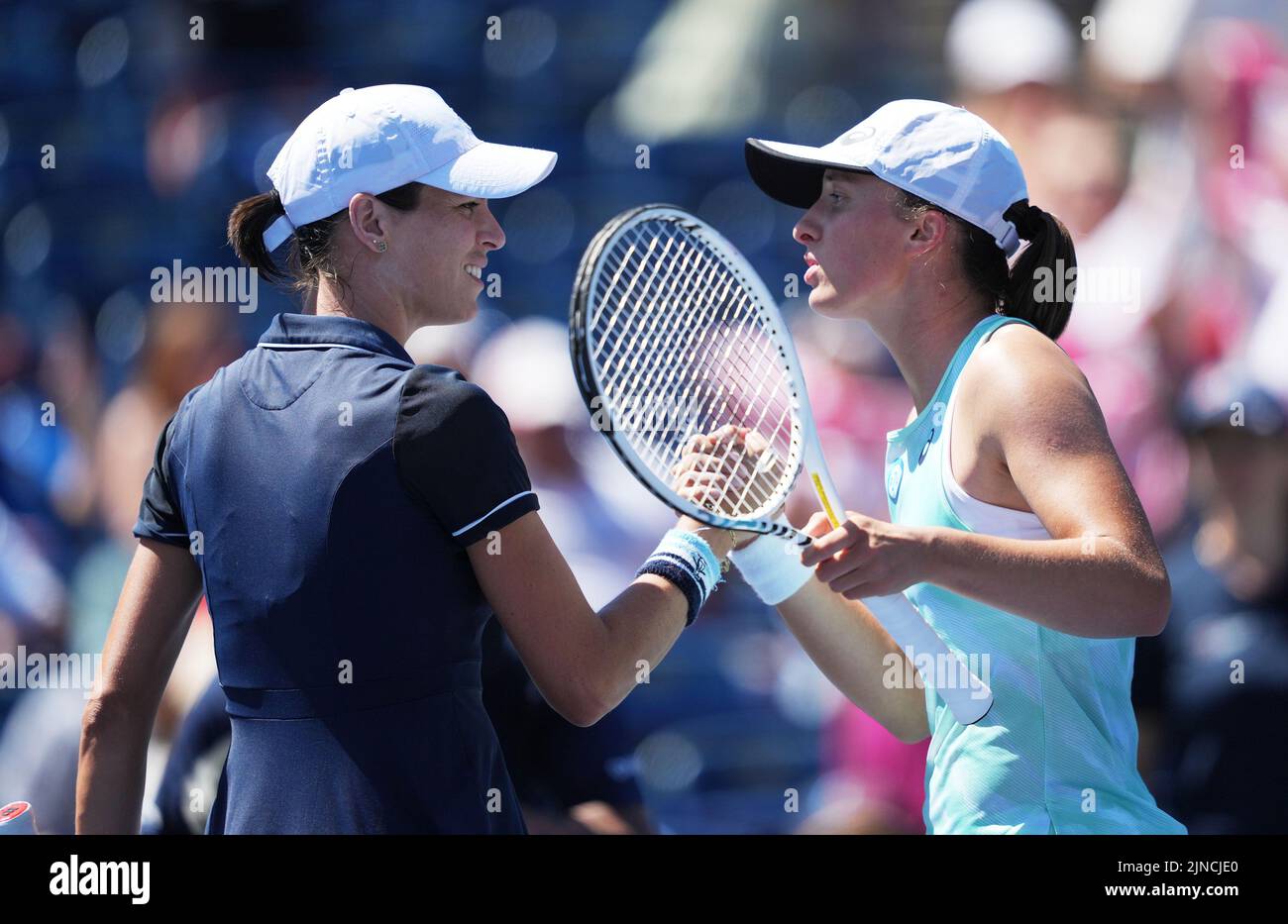 Toronto, Canada. 10th ago, 2022. IgA Swiatek (R) della Polonia scuote le mani con Ajla Tomljanovic dell'Australia dopo il secondo turno della partita di single femminile al torneo di tennis National Bank Open 2022 di Toronto, Canada, il 10 agosto 2022. Credit: Zou Zheng/Xinhua/Alamy Live News Foto Stock