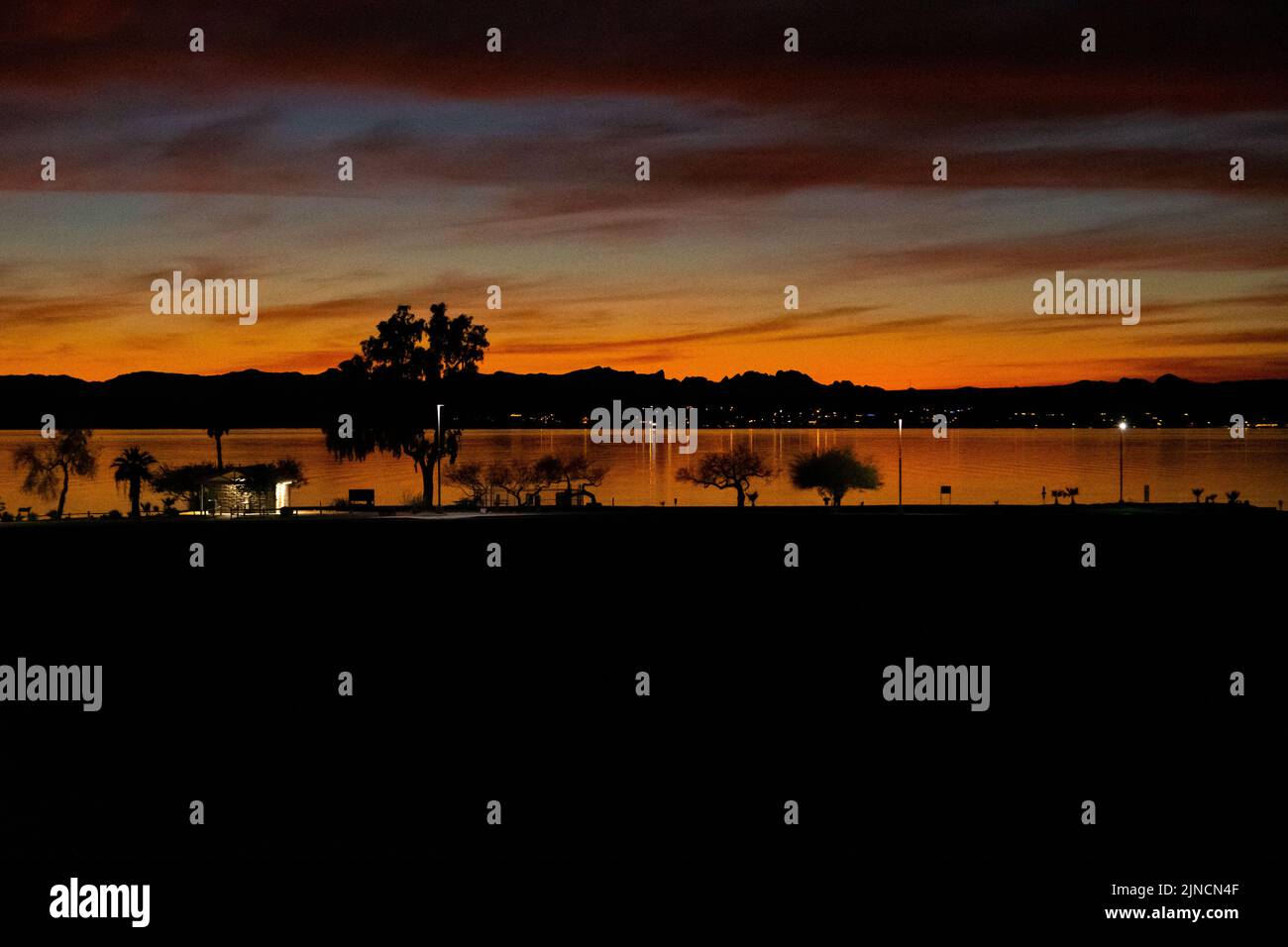 Spettacolare e vibrante paesaggio al tramonto nel Lake Havasu state Park, Arizona Foto Stock