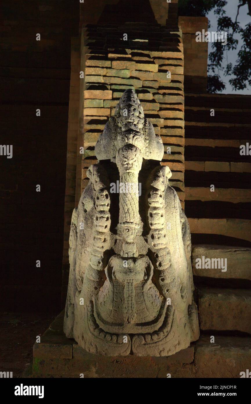 Una scultura di makara di fronte al tempio Kedaton in Muara Jambi templi composti a Muaro Jambi, Jambi, Indonesia. Foto Stock