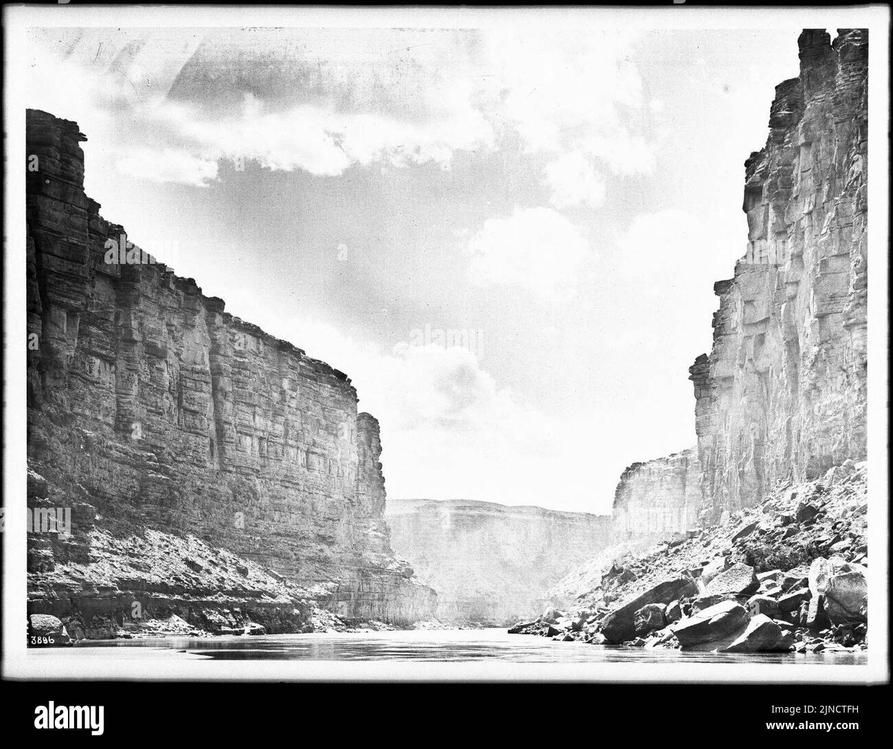 L'approccio alla Soap Creek rapide del fiume Colorado a Lee's Ferry in Marble Canyon, il Grand Canyon, 1900-1930 Foto Stock L'approccio alla Soap Creek rapide del fiume Colorado a Lee's Ferry in Marble Canyon, il Grand Canyon, 1900-1930 Foto Stock