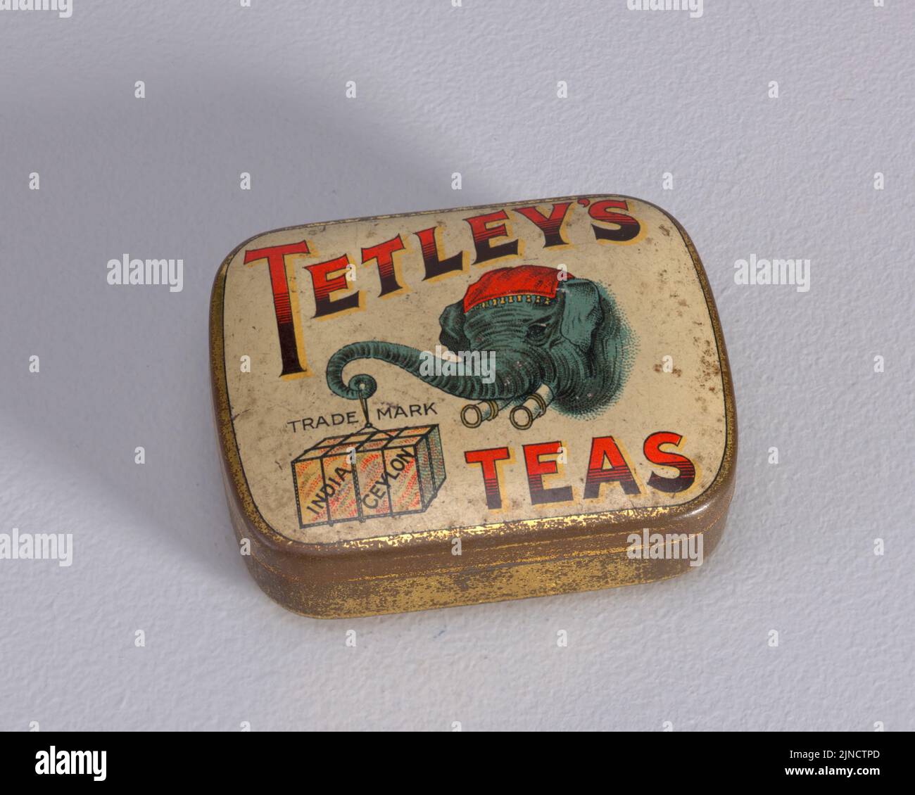 Vintage fine 19th ° secolo scatola di latta con una pubblicità per i tè di Tetley sulla sua copertina Foto Stock