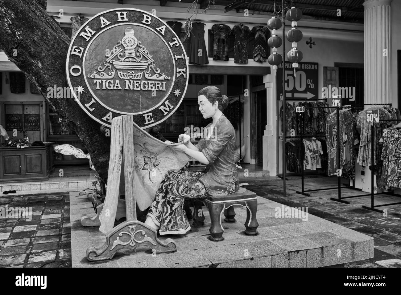 Lasem batik, noto anche come Batik Tina Negeri, è un batik creato da un imprenditore cinese peranakan batik, strettamente legato alle leggende di Bi N. Foto Stock