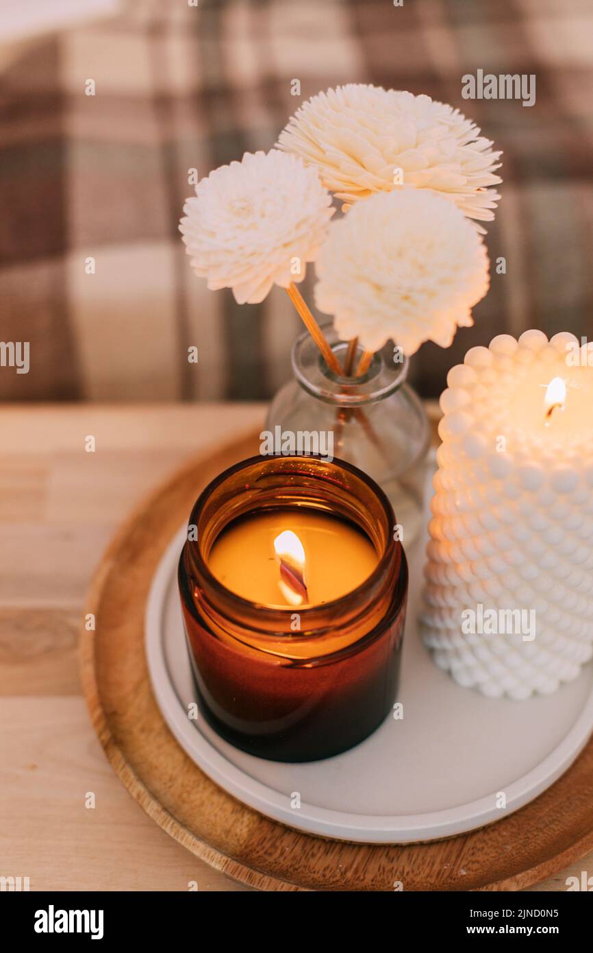 Diffusore di aroma e candele profumate. Atmosfera a casa. Fumo dalle candele.  Ambiente romantico Foto stock - Alamy